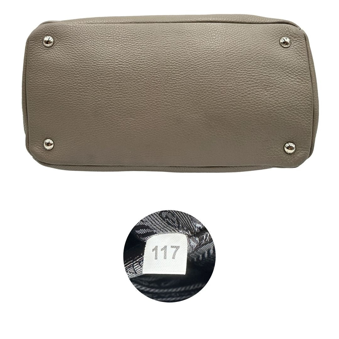 base Borsa Tote Prada in pelle grigia con hardware argentato, munita di doppi manici e una tracolla amovibile e regolabile 