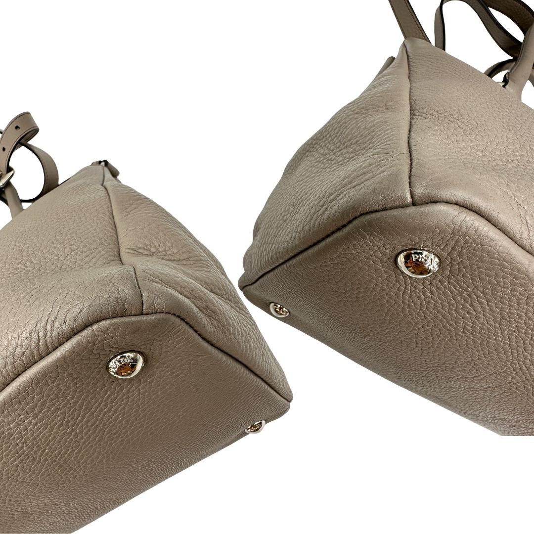 angoli Borsa Tote Prada in pelle grigia con hardware argentato, munita di doppi manici e una tracolla amovibile e regolabile