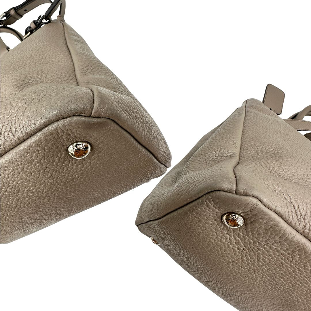 angoli Borsa Tote Prada in pelle grigia con hardware argentato, munita di doppi manici e una tracolla amovibile e regolabile 