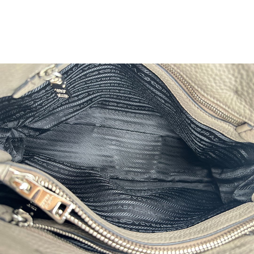 interno Borsa Tote Prada in pelle grigia con hardware argentato, munita di doppi manici e una tracolla amovibile e regolabile 