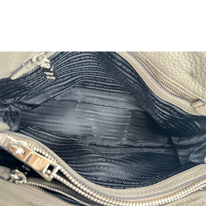 interno Borsa Tote Prada in pelle grigia con hardware argentato, munita di doppi manici e una tracolla amovibile e regolabile 