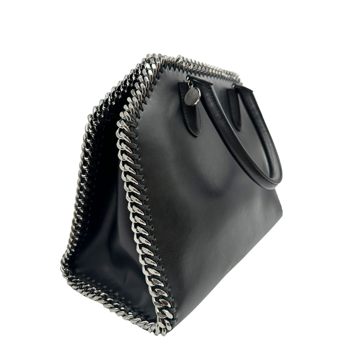 lato  Borsa Stella McCartney Falabella in pelle vegana nera con catene argentate, di lusso, originale, ottime condizioni, usata 