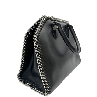 lato  Borsa Stella McCartney Falabella in pelle vegana nera con catene argentate, di lusso, originale, ottime condizioni, usata 