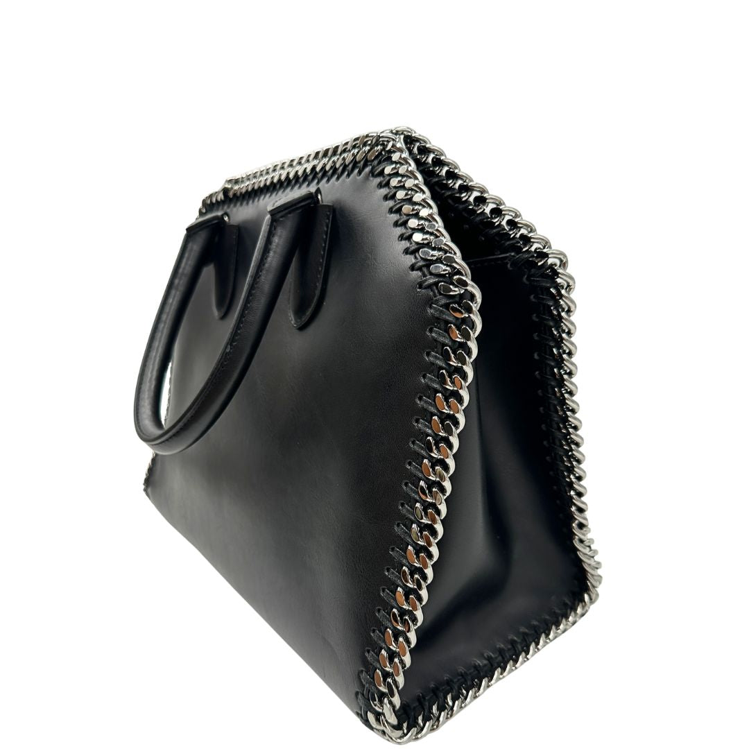 lato  Borsa Stella McCartney Falabella in pelle vegana nera con catene argentate, di lusso, originale, ottime condizioni, usata 