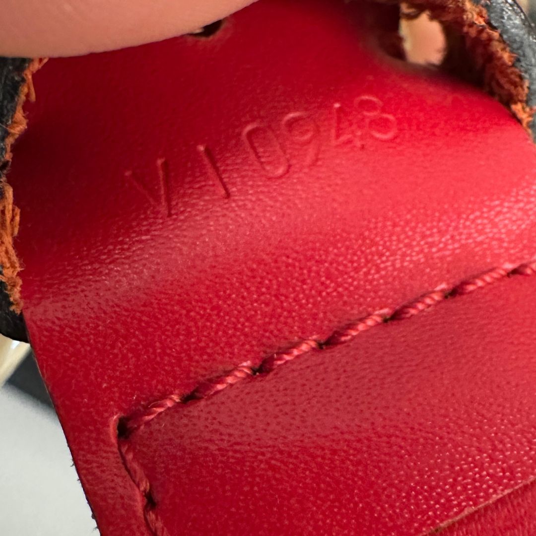 Borsa realizzata nell'iconica pelle Epi di colore rosso, di lusso, originale, ottime condizioni, usata