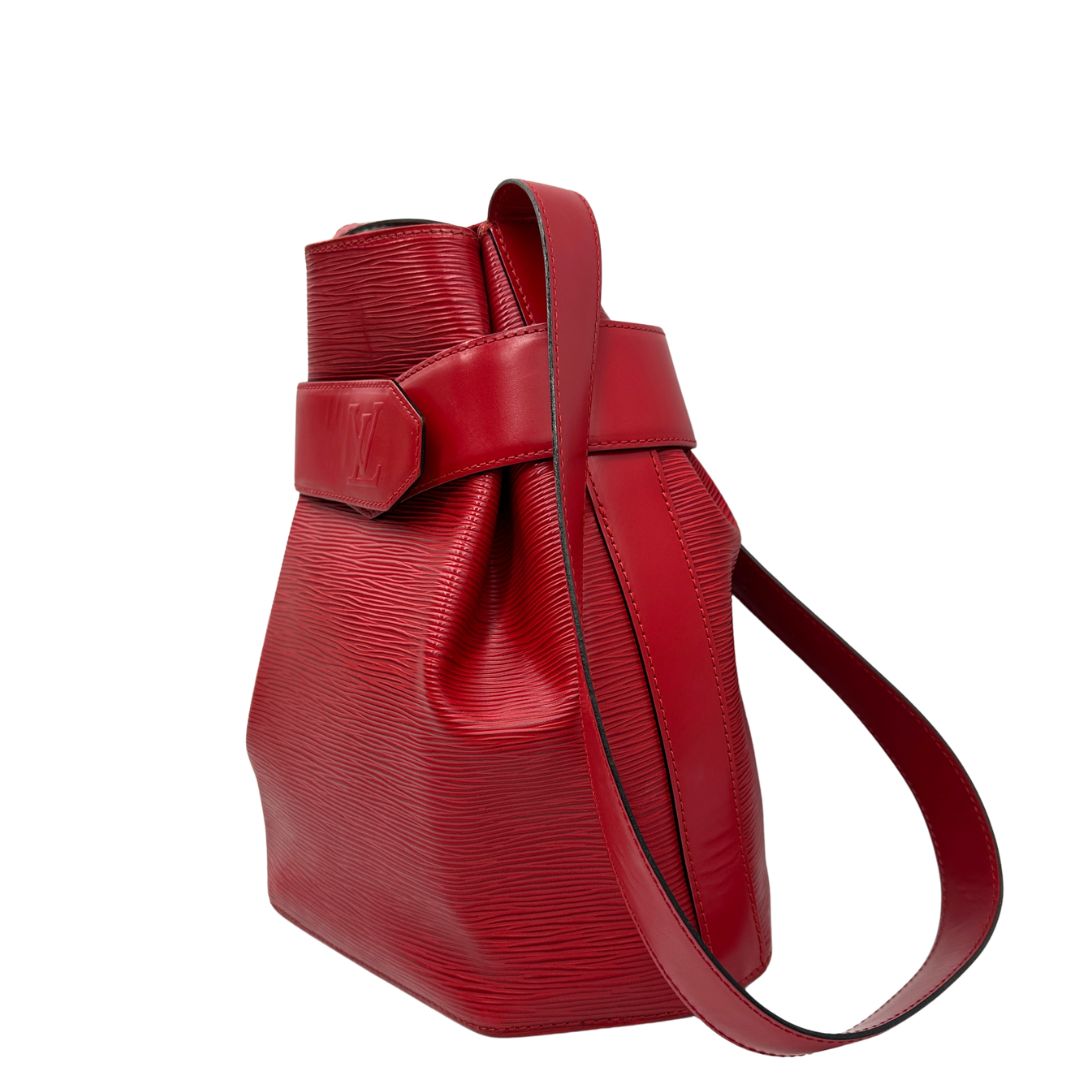 lato Borsa realizzata nell'iconica pelle Epi di colore rosso, di lusso, originale, ottime condizioni, usata 