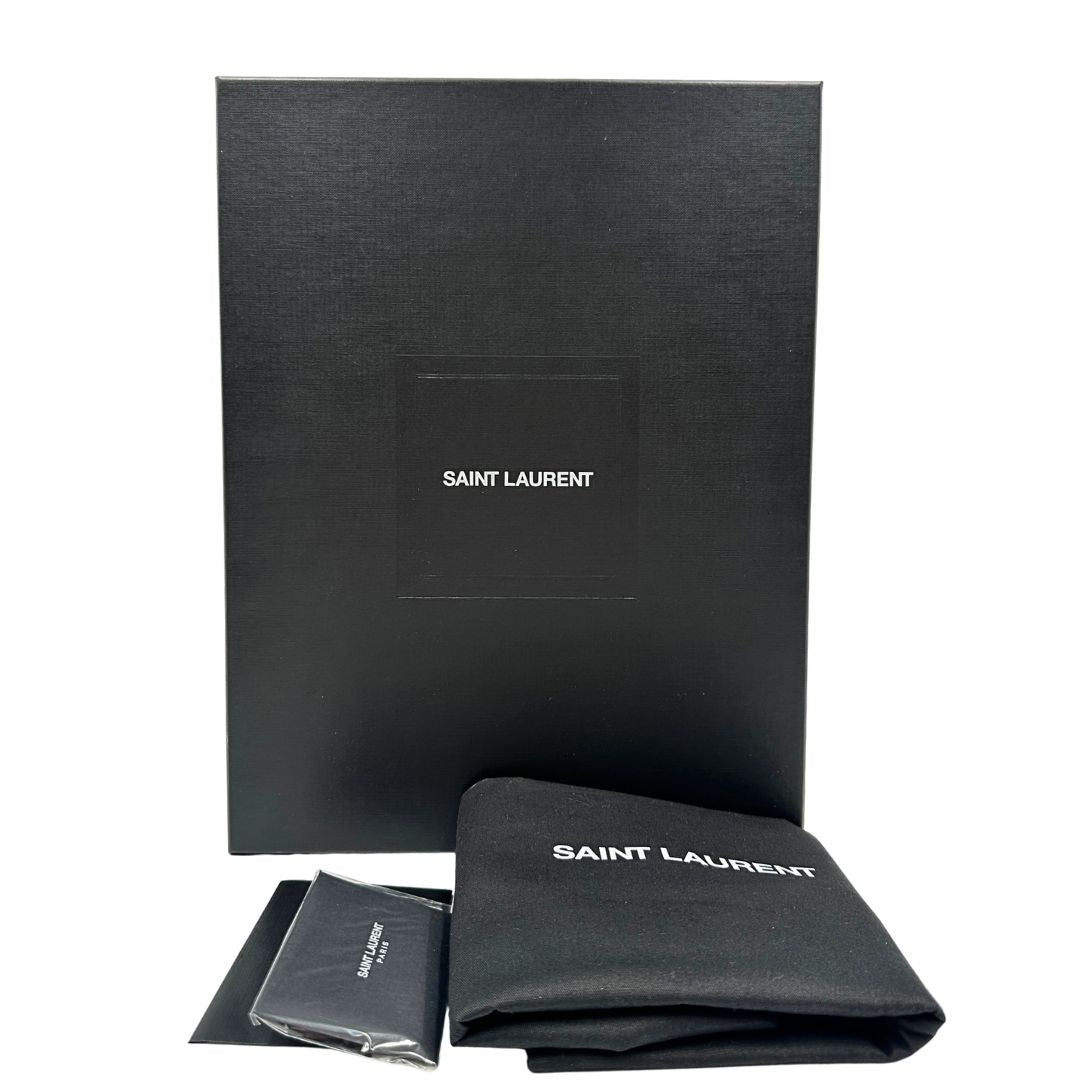 Borsa Saint Laurent Manhattan in pelle bordeaux e hardware dorato, da portare a spalla.