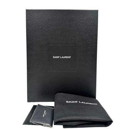 Borsa Saint Laurent Manhattan in pelle bordeaux e hardware dorato, da portare a spalla.