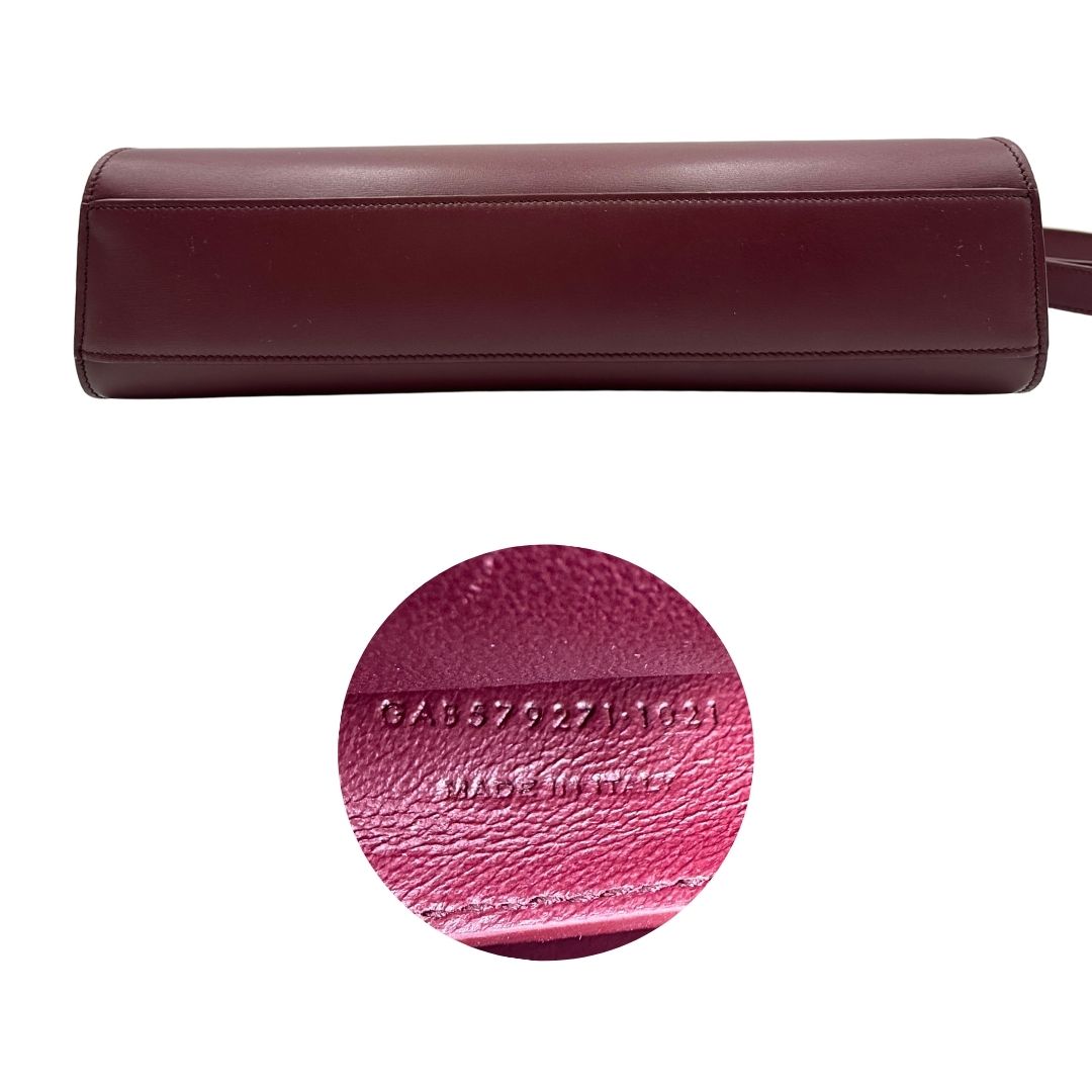 Borsa Saint Laurent Manhattan in pelle bordeaux e hardware dorato, da portare a spalla.