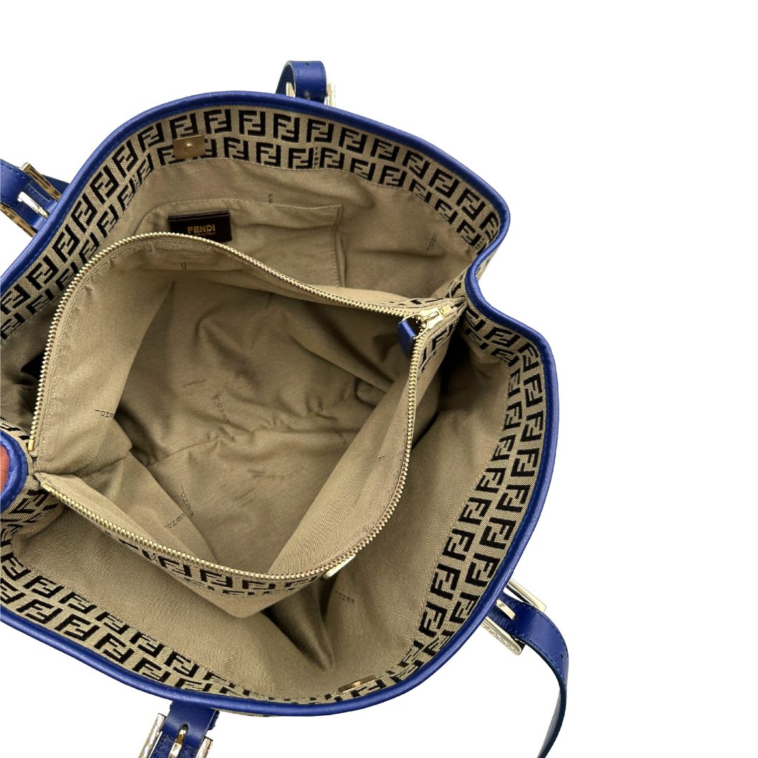 interno Borsa Fendi in tessuto trama zucchino con finiture in pelle blu, di lusso, originale, ottime condizioni, usata 