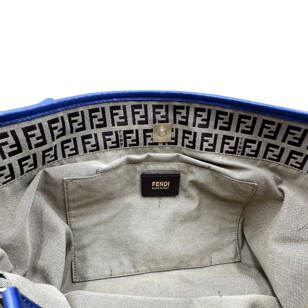 interno Borsa Fendi in tessuto trama zucchino con finiture in pelle blu, di lusso, originale, ottime condizioni, usata 