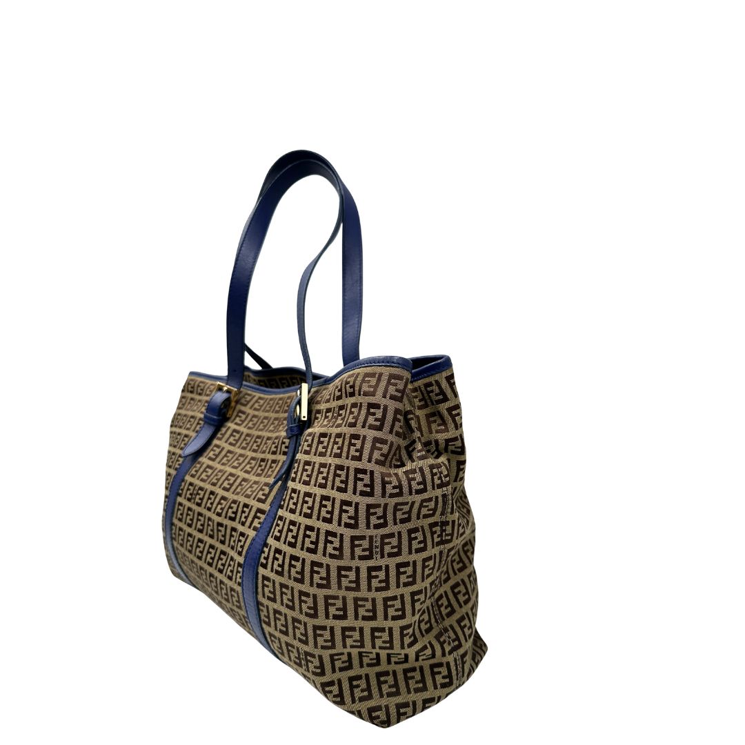lato  Borsa Fendi in tessuto trama zucchino con finiture in pelle blu, di lusso, originale, ottime condizioni, usata