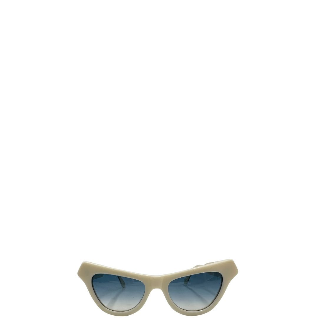 Occhiali da sole Marni in acetato color avorio con lenti sfumate blu e montatutra cat-eye. Originali, usati, di lusso, in ottime condizioni.