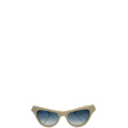 Occhiali da sole Marni in acetato color avorio con lenti sfumate blu e montatutra cat-eye. Originali, usati, di lusso, in ottime condizioni.