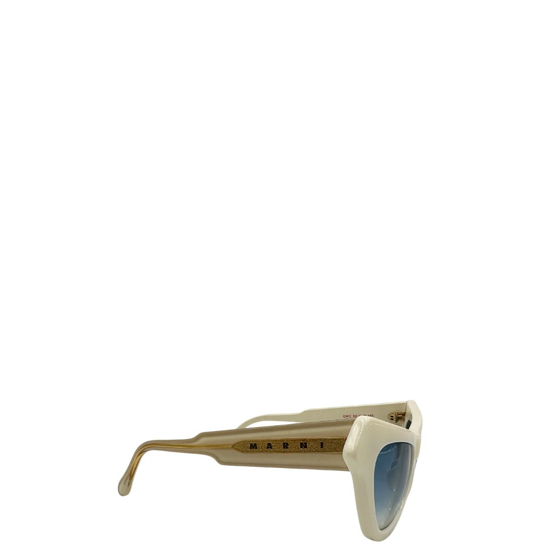 Occhiali da sole Marni in acetato color avorio con lenti sfumate blu e montatutra cat-eye. Originali, usati, di lusso, in ottime condizioni.