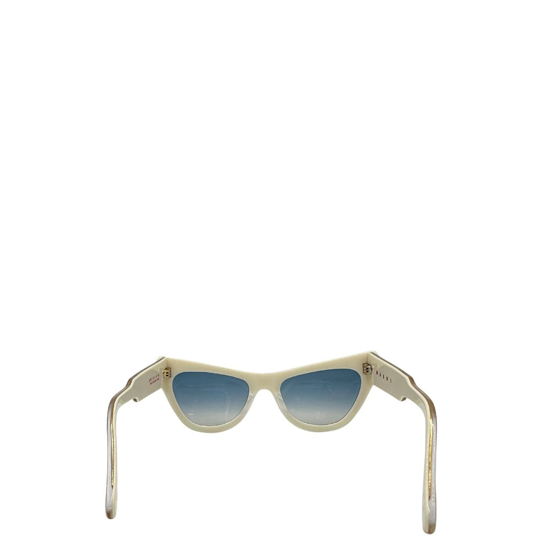 Occhiali da sole Marni in acetato color avorio con lenti sfumate blu e montatutra cat-eye. Originali, usati, di lusso, in ottime condizioni.