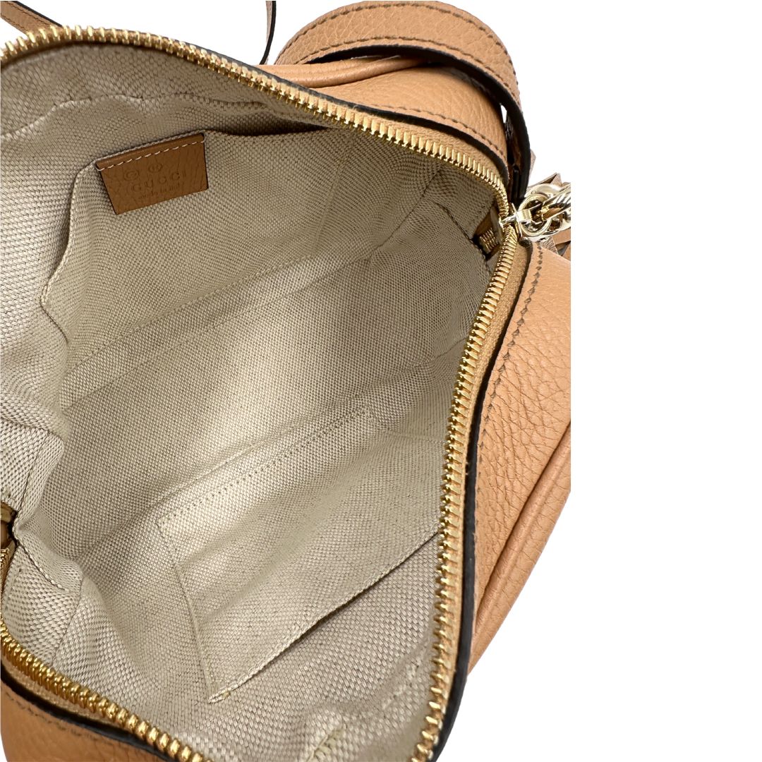 interno Borsa Gucci Soho in pelle martellata color sabbia, di lusso, eccellenti condizioni, usata 