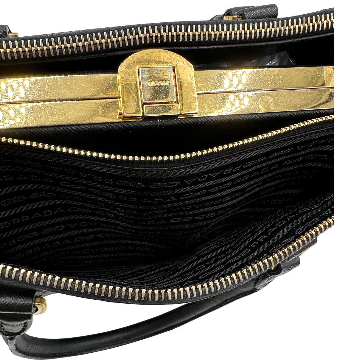 interno  Borsa Prada in pelle saffiano nera, di lusso, originale, ottime condizioni, usata 