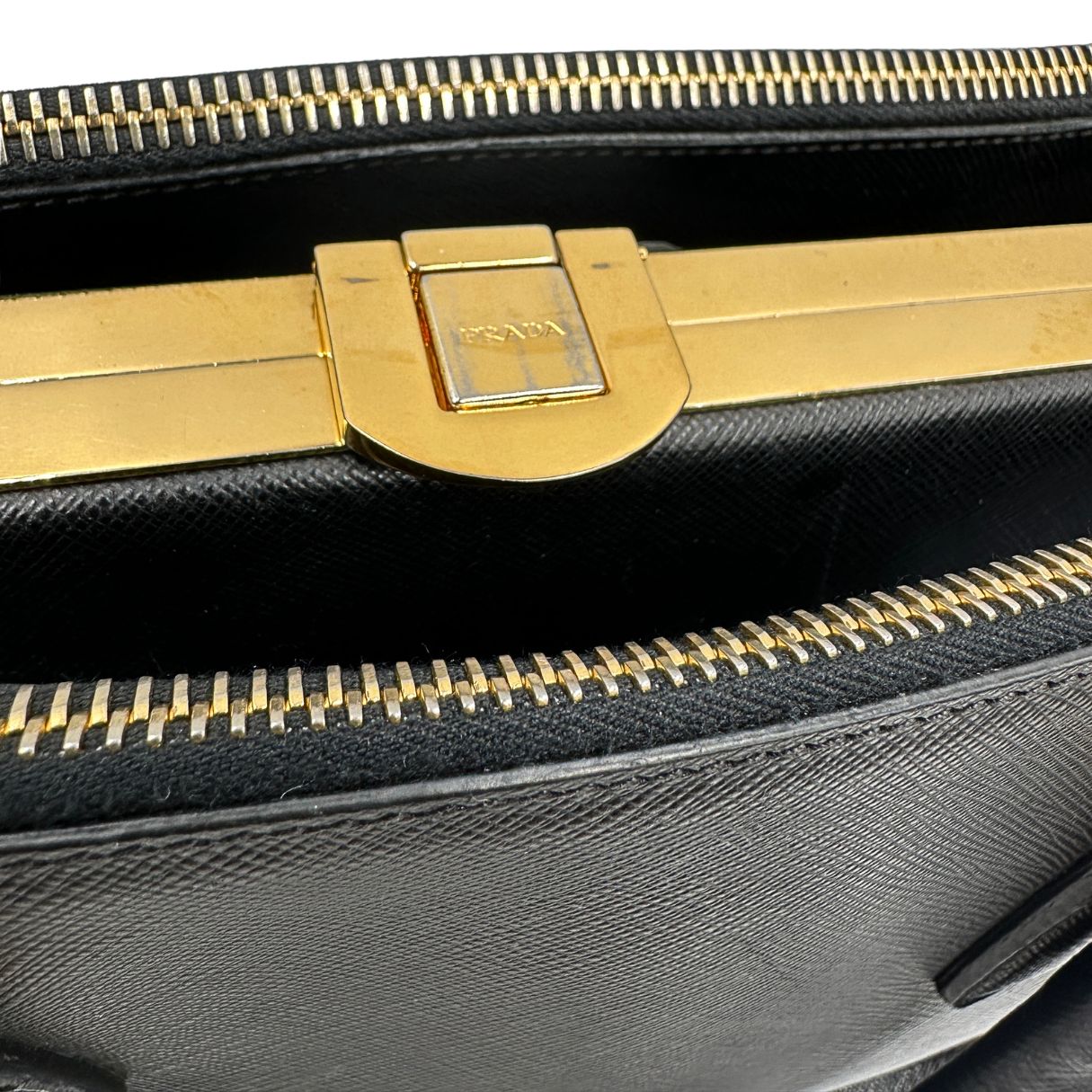 chiusura interno  Borsa Prada in pelle saffiano nera, di lusso, originale, ottime condizioni, usata  