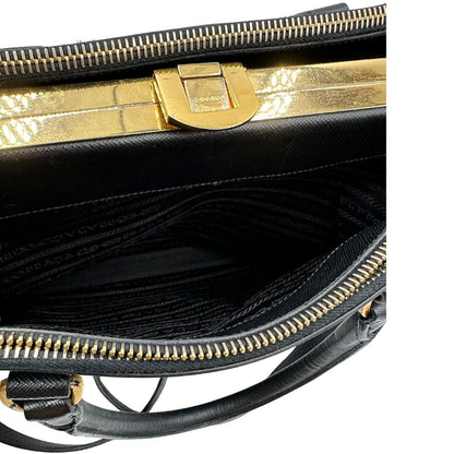 interno  Borsa Prada in pelle saffiano nera, di lusso, originale, ottime condizioni, usata 