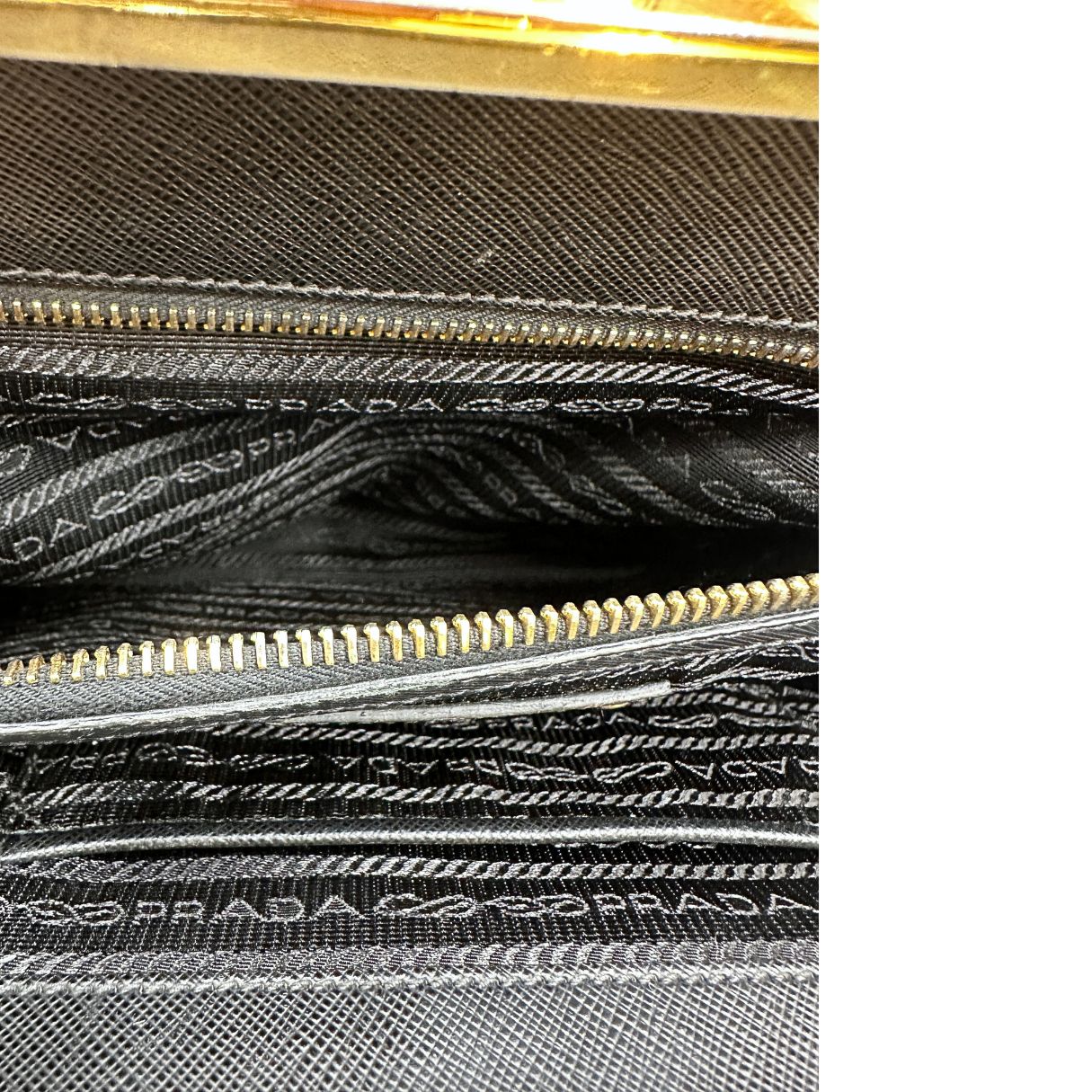 interno  Borsa Prada in pelle saffiano nera, di lusso, originale, ottime condizioni, usata 