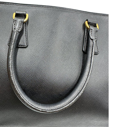 manici Borsa Prada in pelle saffiano nera, di lusso, originale, ottime condizioni, usata 