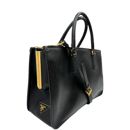 lato   Borsa Prada in pelle saffiano nera, di lusso, originale, ottime condizioni, usata