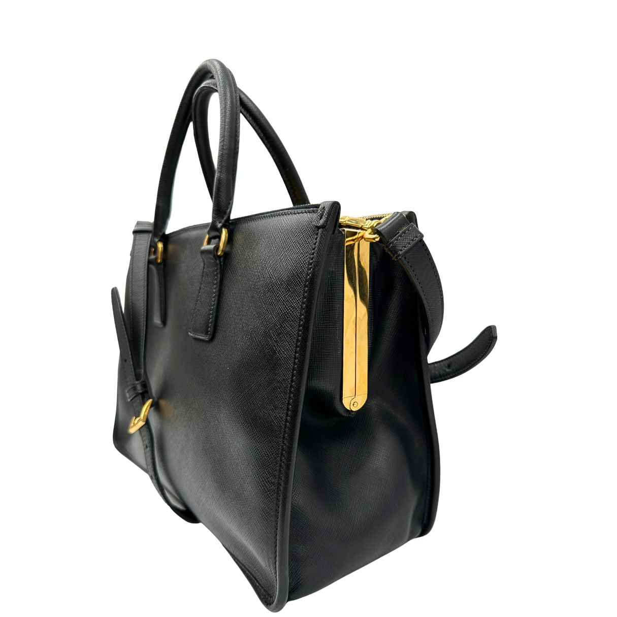 lato  Borsa Prada in pelle saffiano nera, di lusso, originale, ottime condizioni, usata 