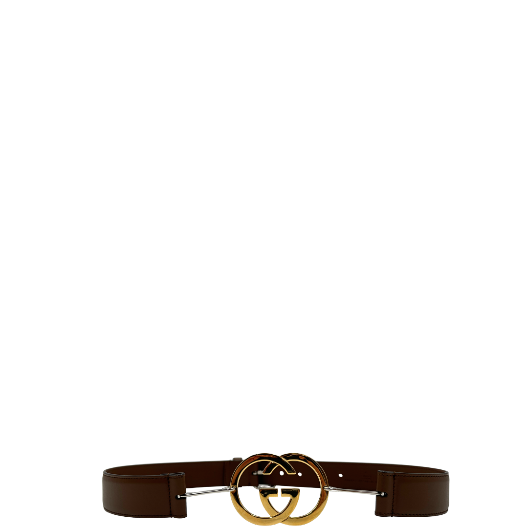 Cintura Gucci in pelle marrone con fibbia tradizionale in metallo argentato e grande elemento decorativo GG dorato inserito lungo la cintura. Originale, usata, di lusso, in ottime condizioni.