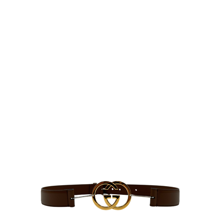 Cintura Gucci in pelle marrone con fibbia tradizionale in metallo argentato e grande elemento decorativo GG dorato inserito lungo la cintura. Originale, usata, di lusso, in ottime condizioni.