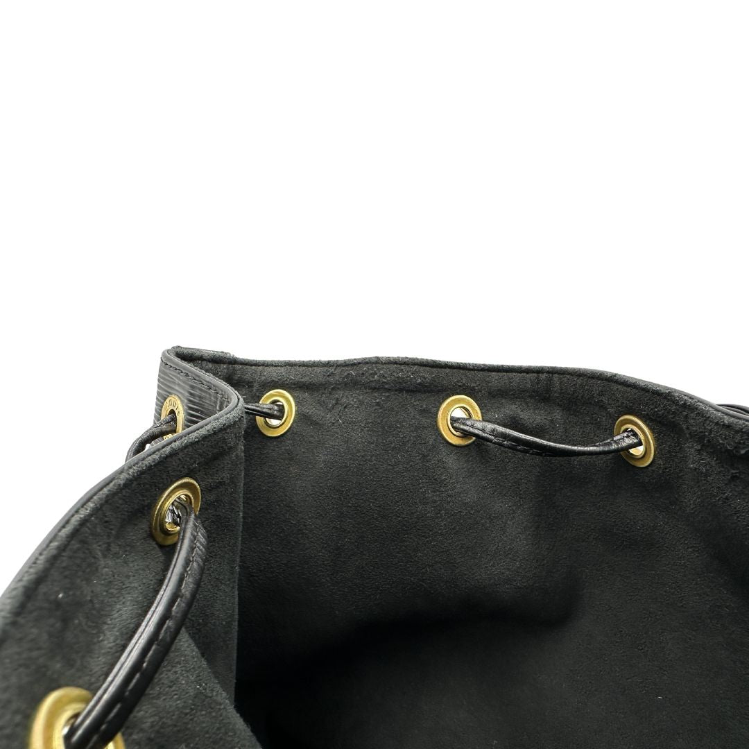Interno, Secchiello Noé Louis Vuitton in pelle Epi nera con parti metalliche dorate e manico regolabile con fibbia. Indossabile a spalla.