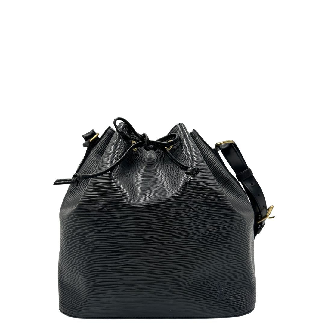 Front, Secchiello Noé Louis Vuitton in pelle Epi nera con parti metalliche dorate e manico regolabile con fibbia. Indossabile a spalla.