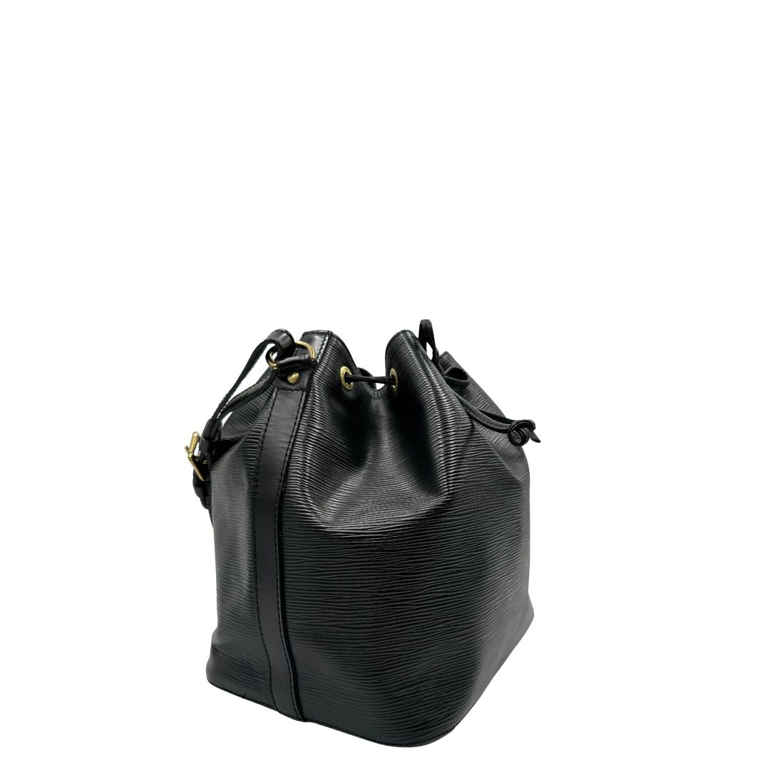 Lato, Secchiello Noé Louis Vuitton in pelle Epi nera con parti metalliche dorate e manico regolabile con fibbia. Indossabile a spalla.