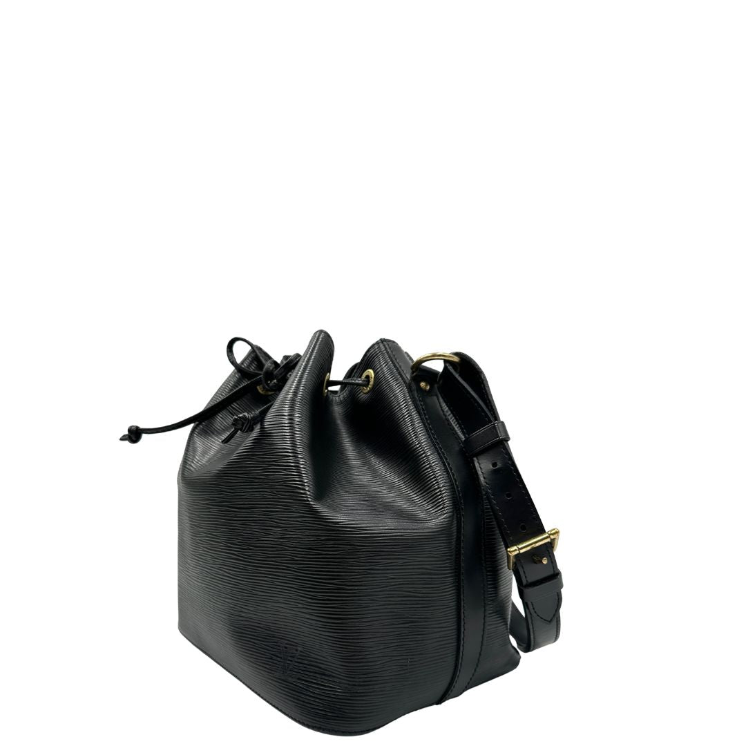 Lato, Secchiello Noé Louis Vuitton in pelle Epi nera con parti metalliche dorate e manico regolabile con fibbia. Indossabile a spalla.