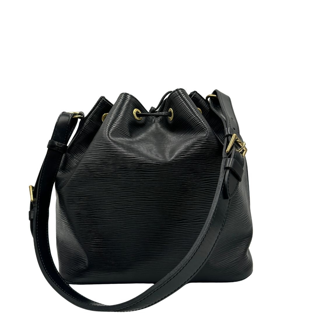 Retro, Secchiello Noé Louis Vuitton in pelle Epi nera con parti metalliche dorate e manico regolabile con fibbia. Indossabile a spalla.