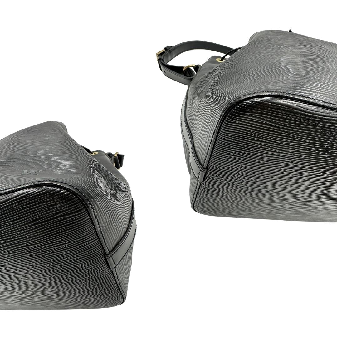 Angoli, Secchiello Noé Louis Vuitton in pelle Epi nera con parti metalliche dorate e manico regolabile con fibbia. Indossabile a spalla.
