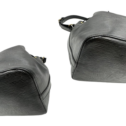 Angoli, Secchiello Noé Louis Vuitton in pelle Epi nera con parti metalliche dorate e manico regolabile con fibbia. Indossabile a spalla.