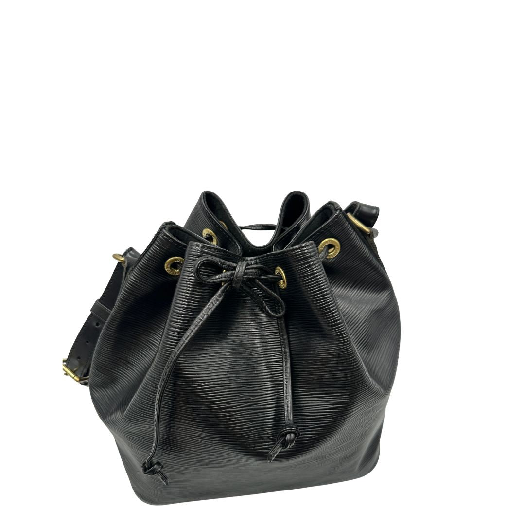 Chiusura, Secchiello Noé Louis Vuitton in pelle Epi nera con parti metalliche dorate e manico regolabile con fibbia. Indossabile a spalla.