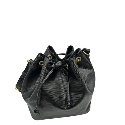 Chiusura, Secchiello Noé Louis Vuitton in pelle Epi nera con parti metalliche dorate e manico regolabile con fibbia. Indossabile a spalla.