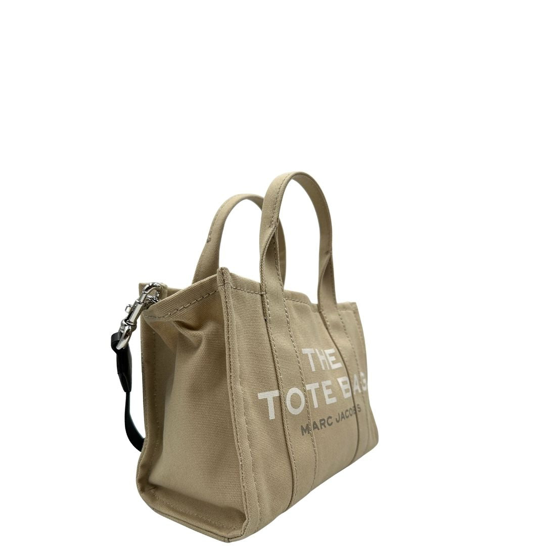 Lato, Borsa Marc Jacobs in tessuto color sabbia nella versione small. Indossabile a tracolla oppure a mano. Originale, usata, di lusso, in ottime condizioni 