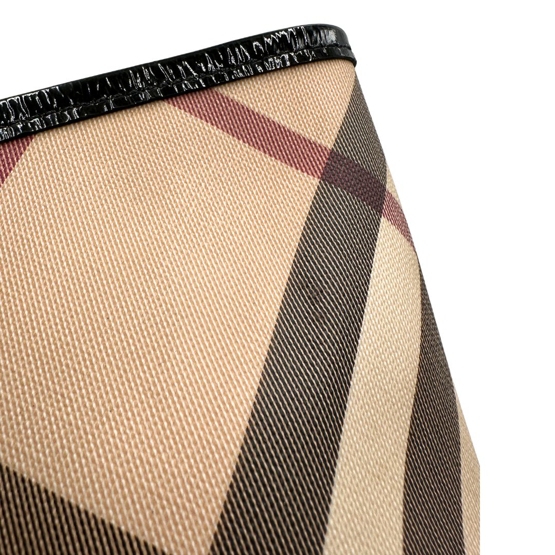  Borsa Burberry in canvas trama tartan e finiture in pelle vernis nera, puoi portarla a spalla. Originale, usata, di lussso, in ottime condizioni.