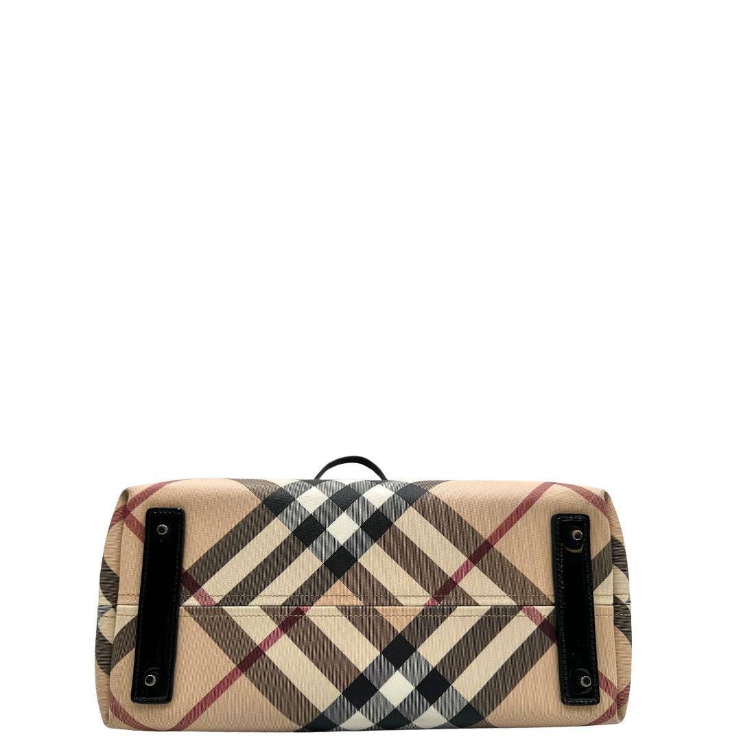 Base, Borsa Burberry in canvas trama tartan e finiture in pelle vernis nera, puoi portarla a spalla. Originale, usata, di lussso, in ottime condizioni.