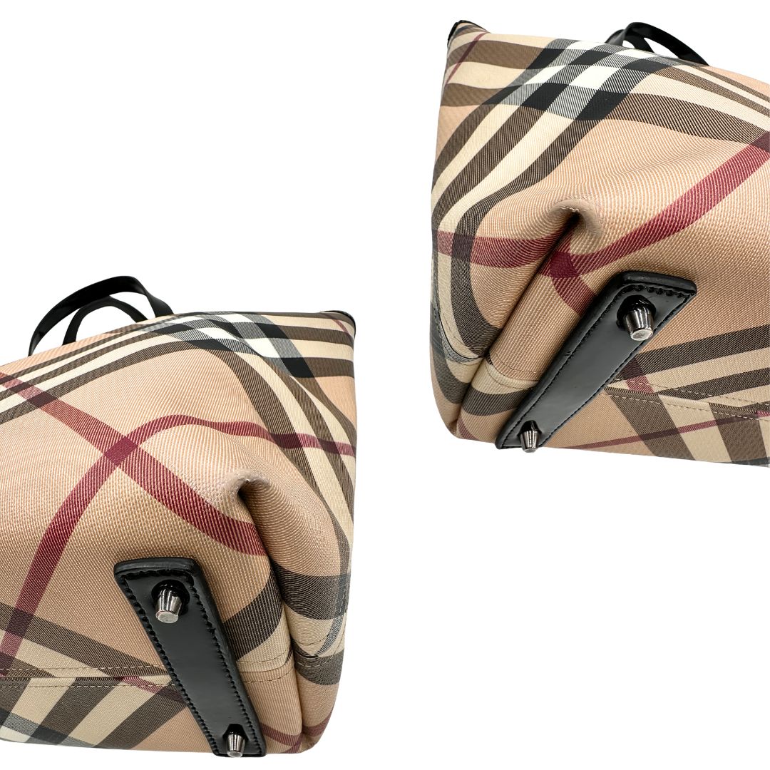 Angoli, Borsa Burberry in canvas trama tartan e finiture in pelle vernis nera, puoi portarla a spalla. Originale, usata, di lussso, in ottime condizioni.