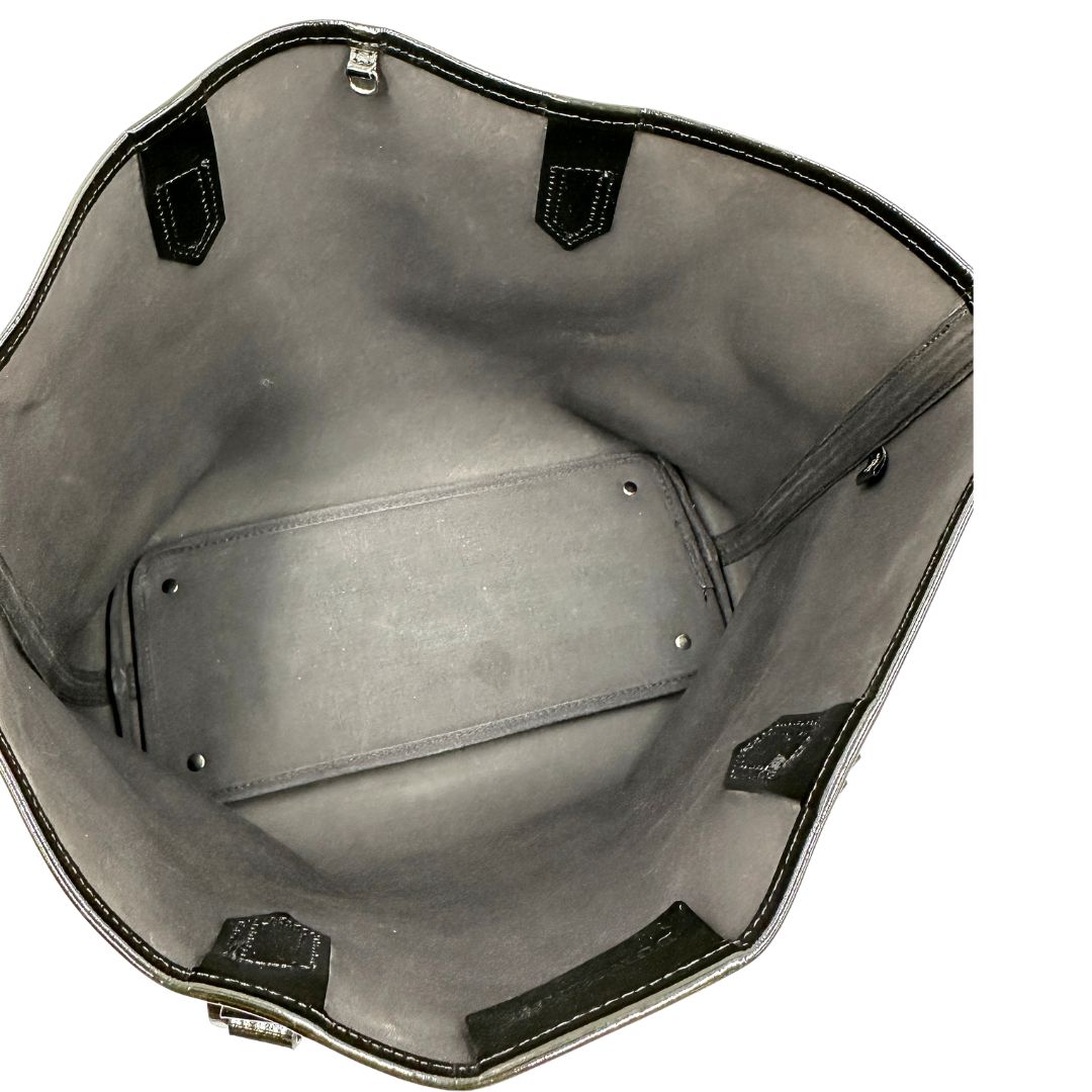 Interno, Borsa Burberry in canvas trama tartan e finiture in pelle vernis nera, puoi portarla a spalla. Originale, usata, di lussso, in ottime condizioni.