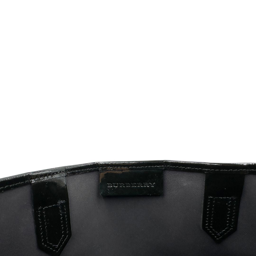 Interno, Borsa Burberry in canvas trama tartan e finiture in pelle vernis nera, puoi portarla a spalla. Originale, usata, di lussso, in ottime condizioni.