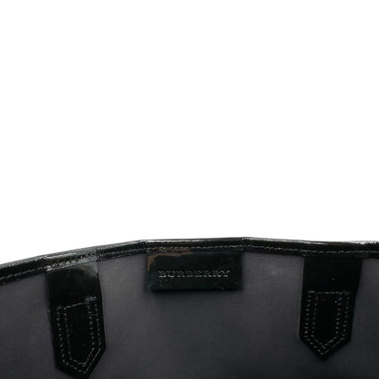 Interno, Borsa Burberry in canvas trama tartan e finiture in pelle vernis nera, puoi portarla a spalla. Originale, usata, di lussso, in ottime condizioni.