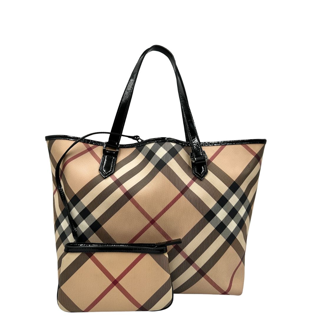 Front, Borsa Burberry in canvas trama tartan e finiture in pelle vernis nera, puoi portarla a spalla. Originale, usata, di lussso, in ottime condizioni.