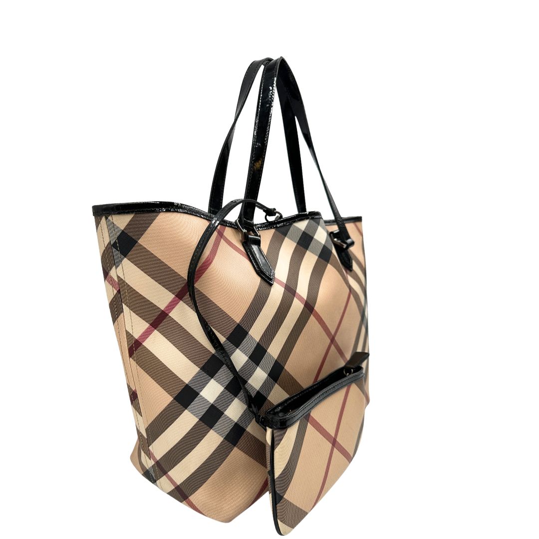Latoi, Borsa Burberry in canvas trama tartan e finiture in pelle vernis nera, puoi portarla a spalla. Originale, usata, di lussso, in ottime condizioni.