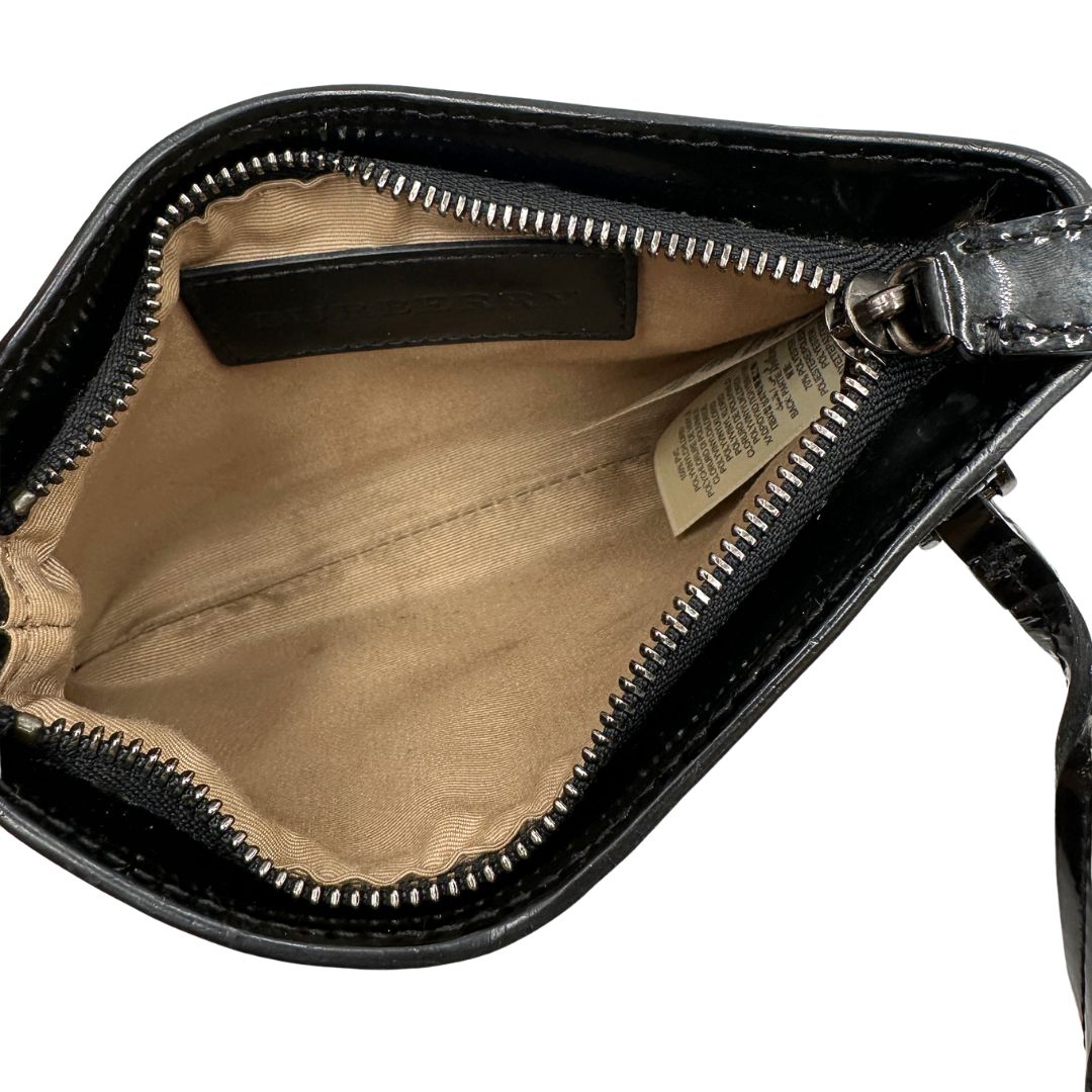Interno pochette, Borsa Burberry in canvas trama tartan e finiture in pelle vernis nera, puoi portarla a spalla. Originale, usata, di lussso, in ottime condizioni.