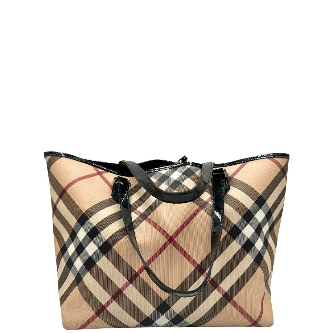 Retro, Borsa Burberry in canvas trama tartan e finiture in pelle vernis nera, puoi portarla a spalla. Originale, usata, di lussso, in ottime condizioni.